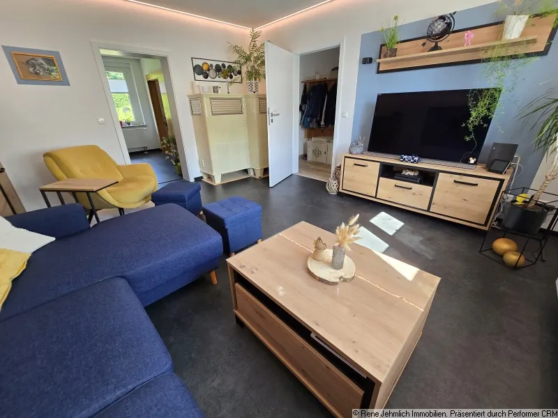 Doppelhaush&auml;lfte von 1925 mit Kachelofen, 600 m&sup2; Grundst&uuml;ck und ausbaubarem Dachgeschoss