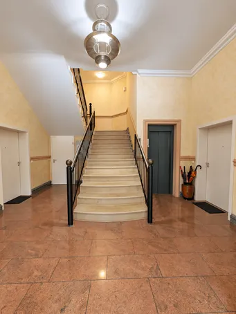 Elegante Eingangshalle mit Marmortreppe.png