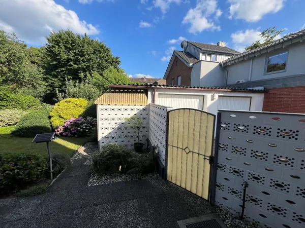 Garten mit Garagenzugang