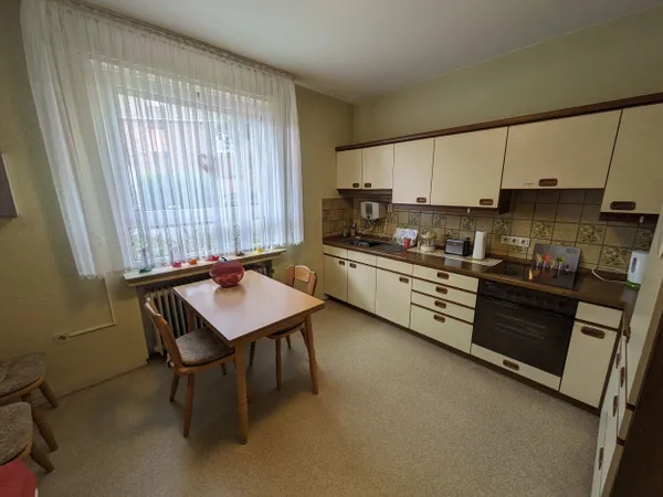 Gemütliche Küche mit Esstisch