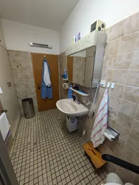 Badezimmer mit Fliesen