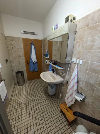 Badezimmer mit Fliesen