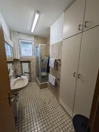Helles Badezimmer
