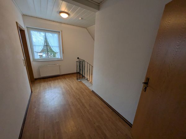 Flur mit Treppe und Fenster