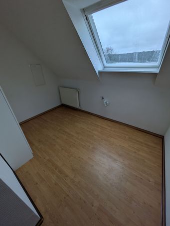 Dachgeschosszimmer mit Fenster
