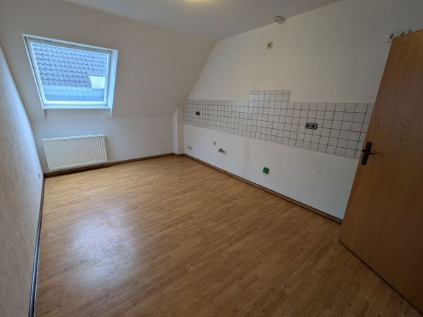 Leere Küche mit Dachfenster