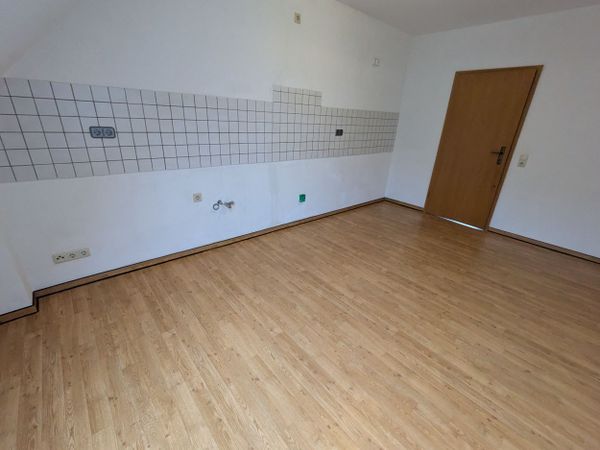 Leere Küche mit Fliesenwand