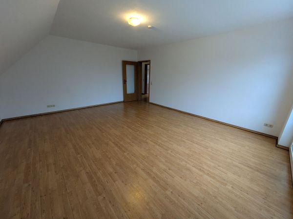 Geräumiges Wohnzimmer