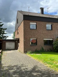 Backsteinhaus mit Garage