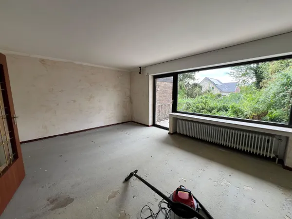 Wohnzimmer mit großen Fenstern