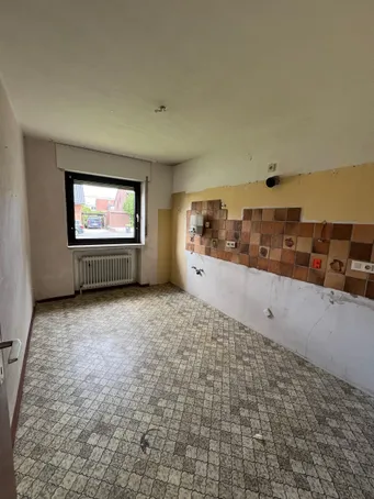 Leere Küche mit Fliesenwand