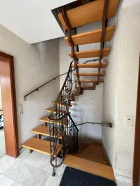 Holztreppe mit Metallgeländer