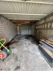 Geräumige Garage innen