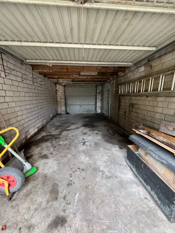 Geräumige Garage innen