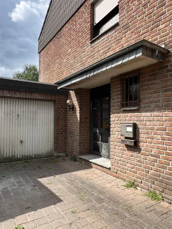 Hauseingang mit Garage
