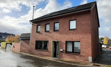 Zweistöckiges Backsteinhaus