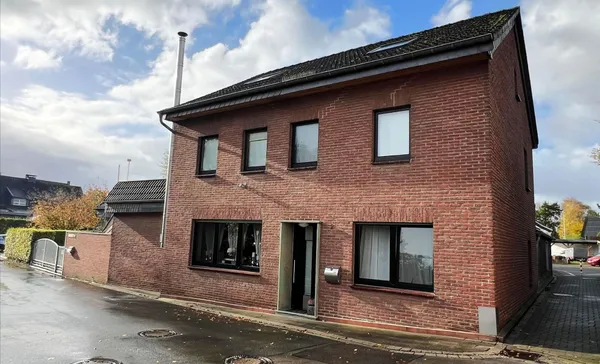 Zweistöckiges Backsteinhaus