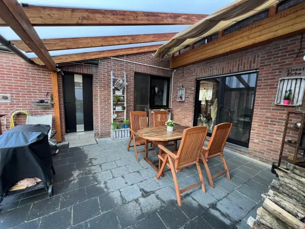 Terrasse mit Holzmöbeln