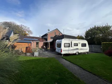 Garten mit Wohnwagen