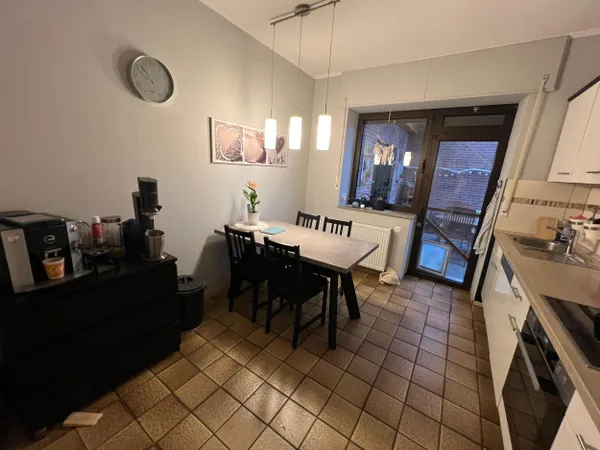 Moderne Küche mit Esstisch