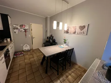 Moderne Küche mit Esstisch