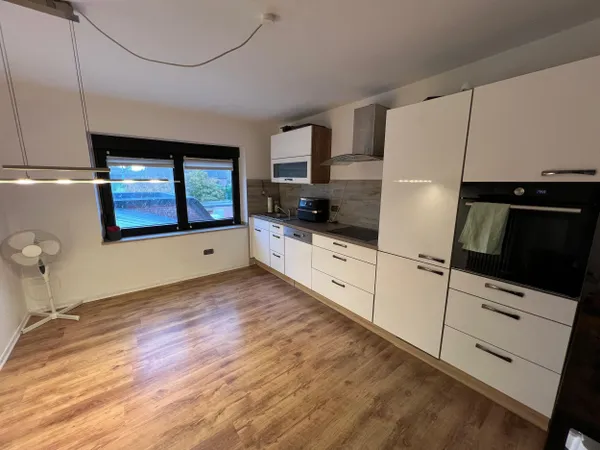 Moderne Küche mit Geräten