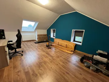 Dachgeschosszimmer mit Schreibtisch