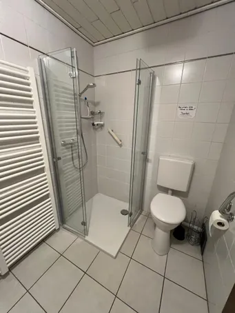 Bad mit Dusche und WC