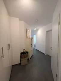 Helle Diele mit Schrank