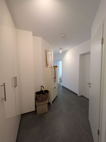 Helle Diele mit Schrank