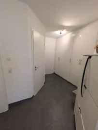 Moderne Diele mit Schränken