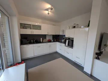 Moderne weiße Küche