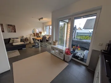 Moderne Wohnküche mit Terrasse