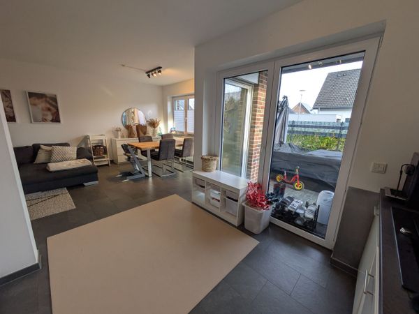 Moderne Wohnküche mit Terrasse