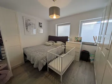 Schlafzimmer mit Babybett