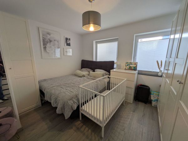 Schlafzimmer mit Babybett