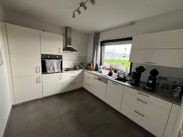 Moderne weiße Küche