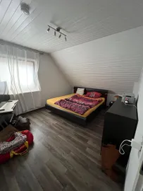 Schlafzimmer mit Dachschräge