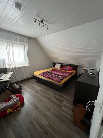 Schlafzimmer mit Dachschräge