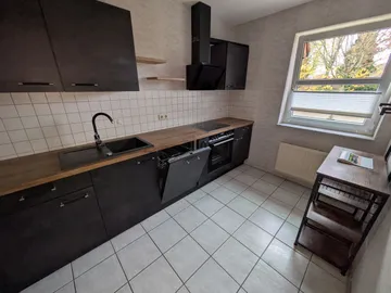 Moderne Küche mit Fenster