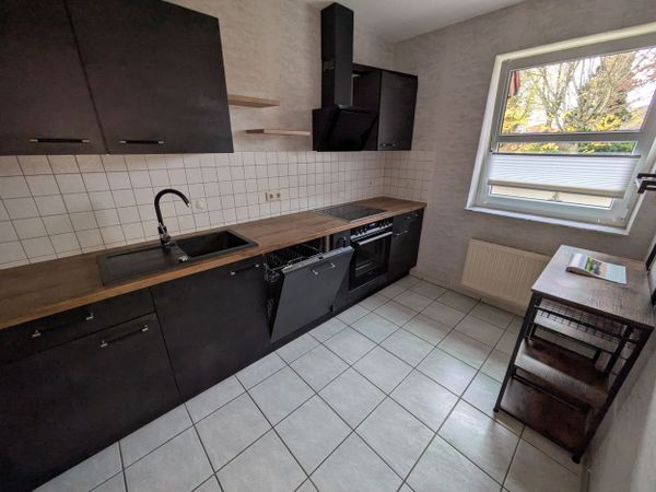 Moderne Küche mit Fenster