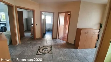 Geräumiger Flur mit Türen