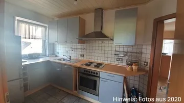 Moderne Küche mit Fenster