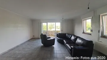 Geräumiges Wohnzimmer