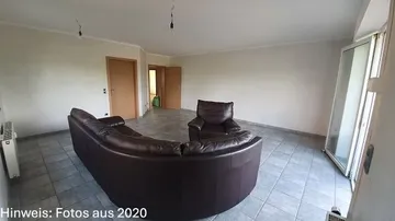 Geräumiges Wohnzimmer