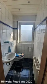 Gäste-WC mit Fenster