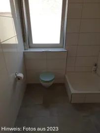 Helles Badezimmer mit Fenster