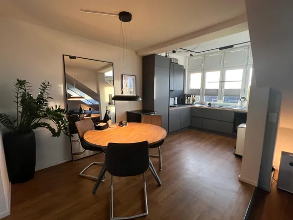 Moderne Küche mit Esstisch