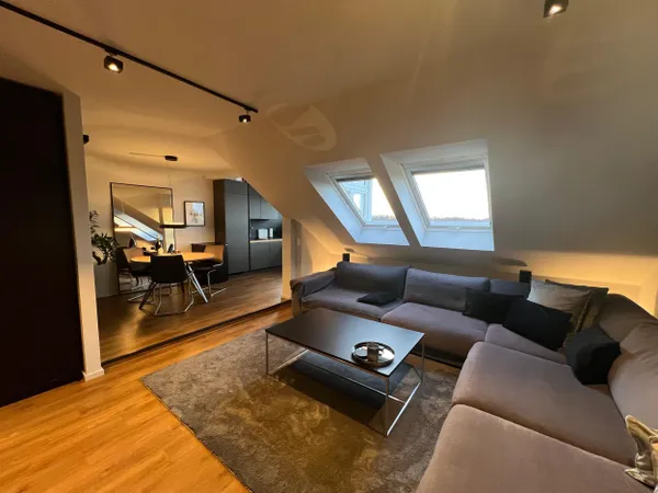 Modernes Wohnzimmer mit Küche