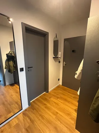 Moderner Flur mit Holzboden